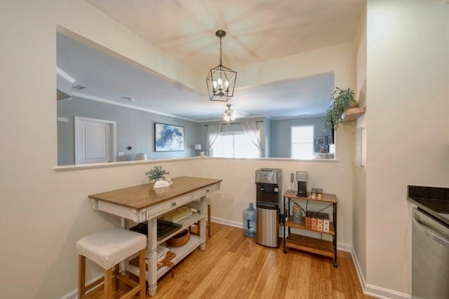 dining area with crown molding, ceiling fan, light wood-style flooring, and baseboards