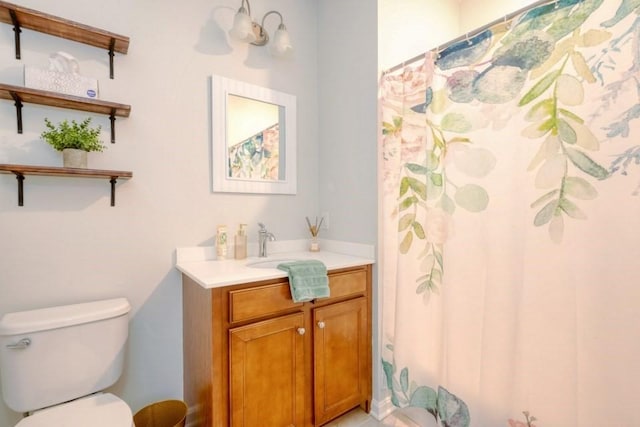 full bath with a chandelier, a shower with shower curtain, vanity, and toilet