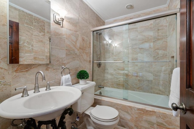 full bath featuring tiled shower / bath, toilet, a sink, tile walls, and crown molding