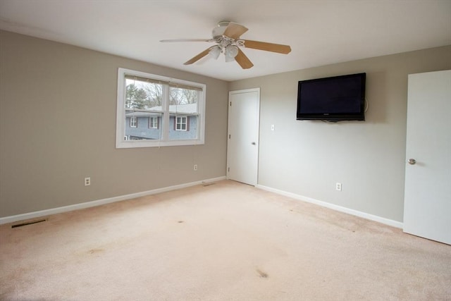 carpeted empty room featuring ceiling fan