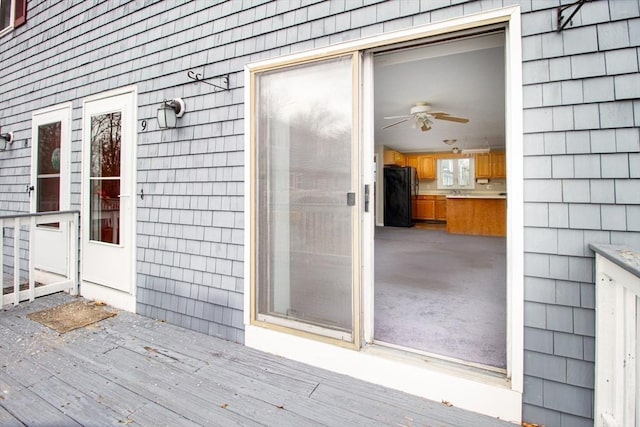 entrance to property featuring a wooden deck