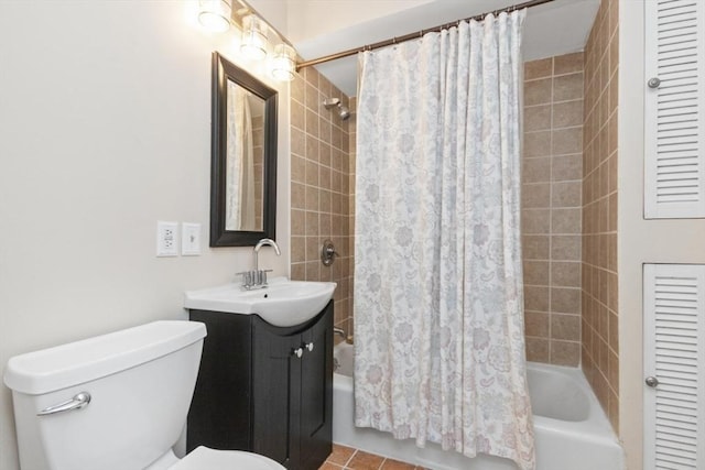 full bath with shower / tub combo with curtain, vanity, and toilet