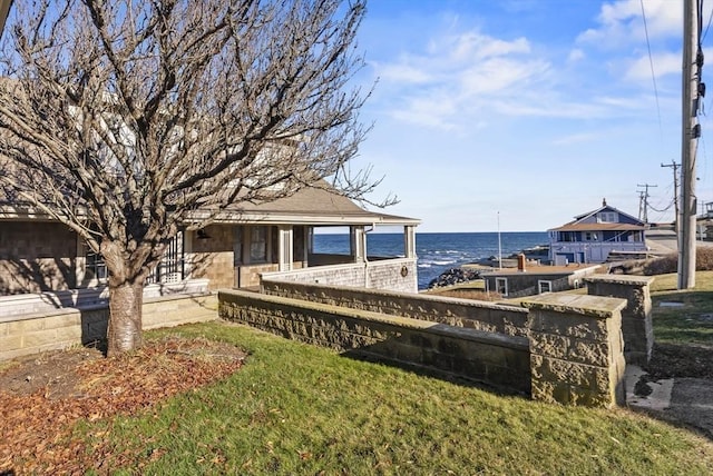 view of yard featuring a water view