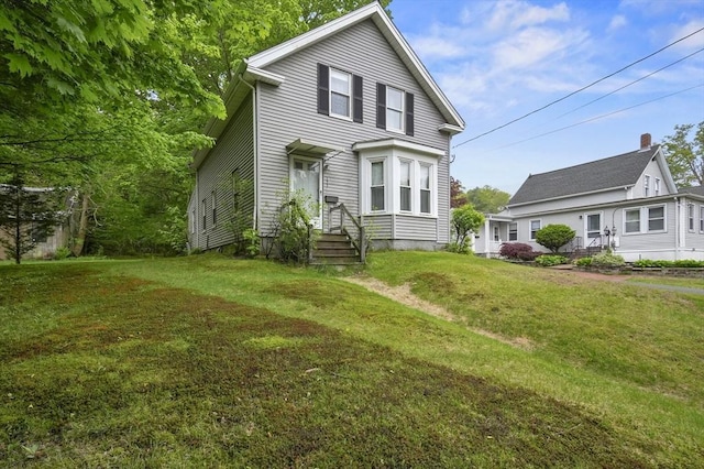 view of front of home featuring a front yard