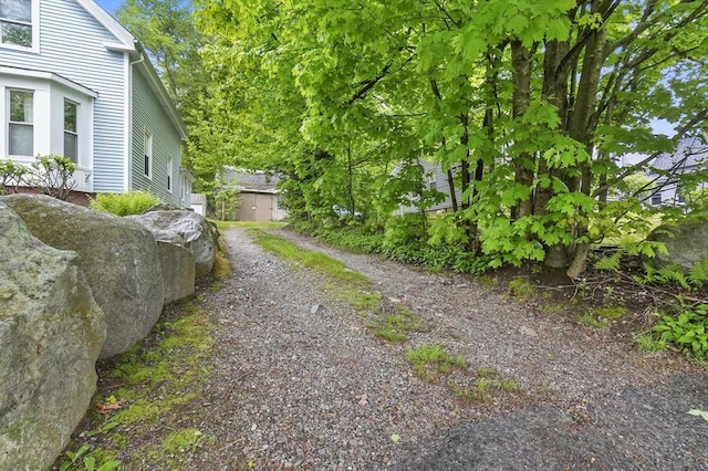 view of yard featuring an outbuilding