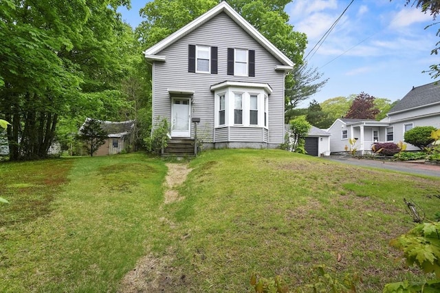 traditional-style house with a front yard