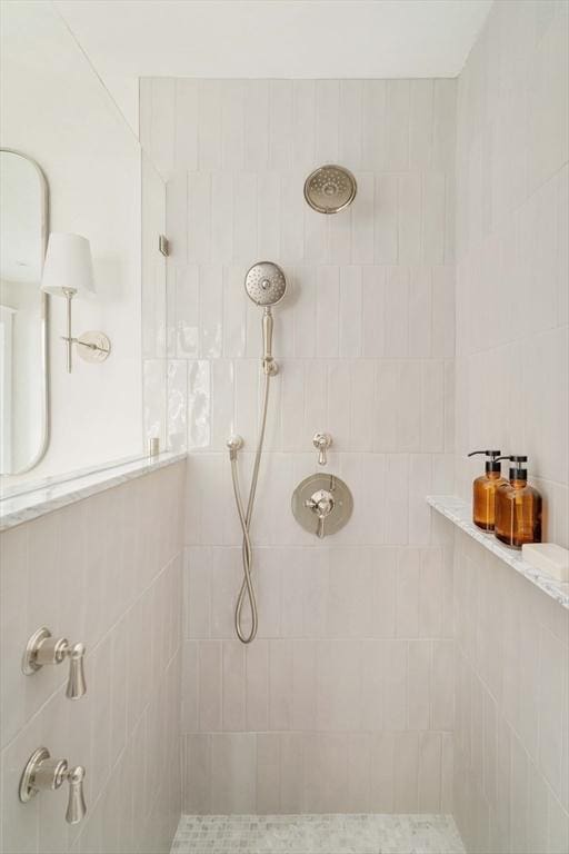 bathroom featuring a tile shower