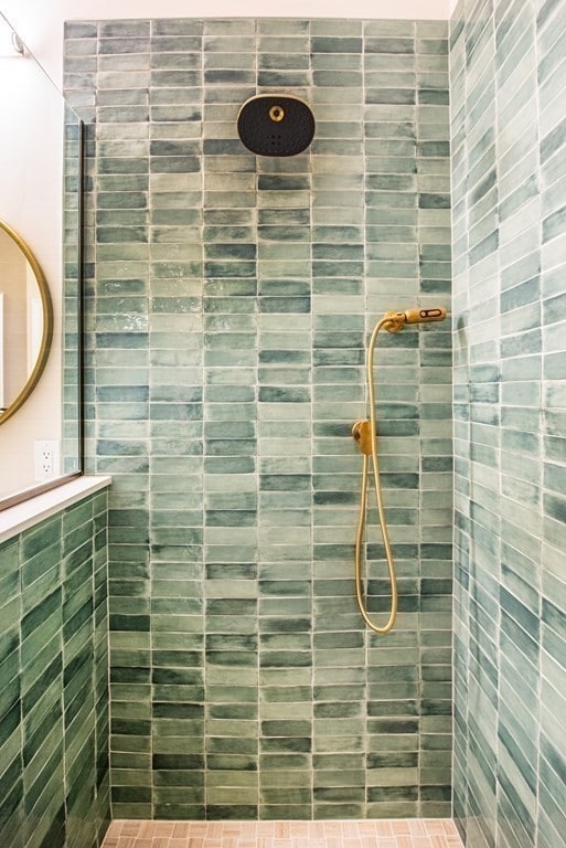 bathroom featuring a tile shower