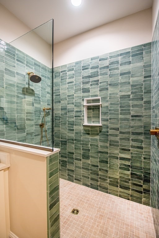 bathroom featuring a tile shower