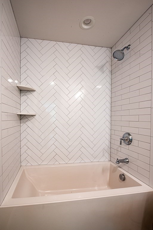 bathroom with tiled shower / bath combo