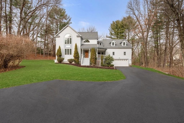 view of front of property featuring a front lawn