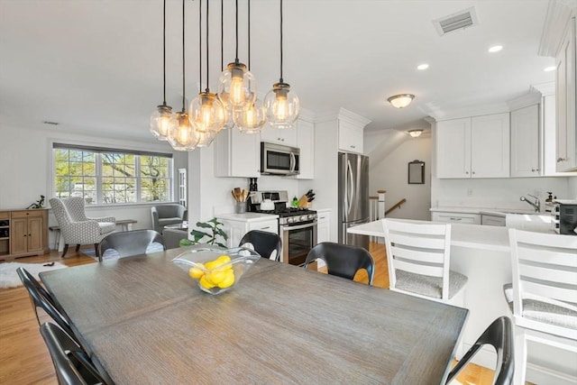dining room featuring recessed lighting, a chandelier, visible vents, and light wood-style floors