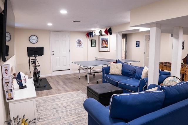 living area featuring visible vents, baseboards, wood finished floors, and recessed lighting