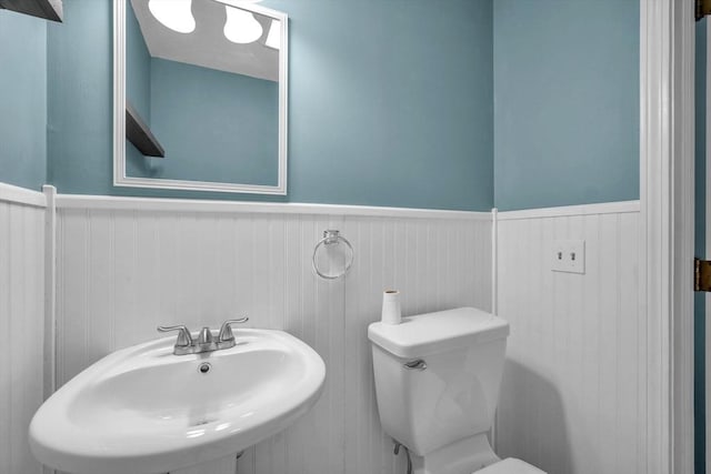 bathroom featuring toilet and sink