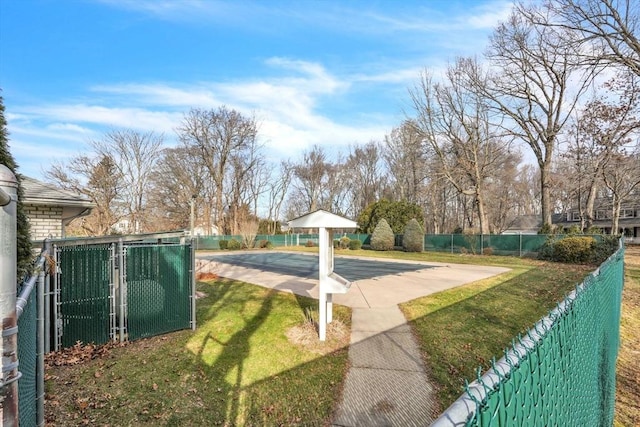 view of property's community featuring a yard