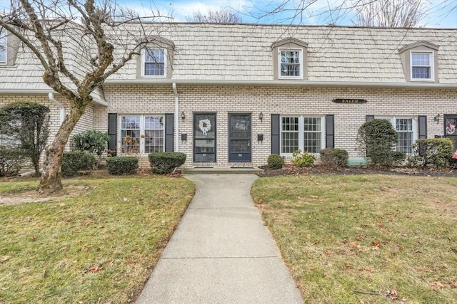 cape cod house featuring a front yard