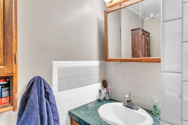 bathroom featuring vanity and decorative backsplash