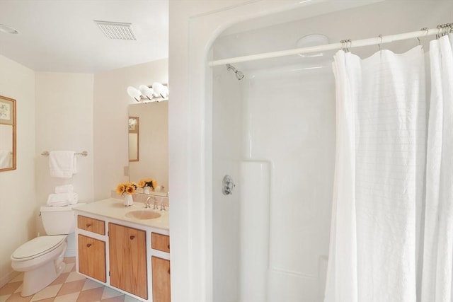 bathroom with a shower with curtain, toilet, vanity, and visible vents