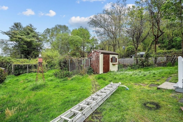 view of yard featuring a shed