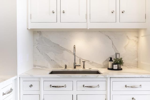 bar featuring a sink and tasteful backsplash