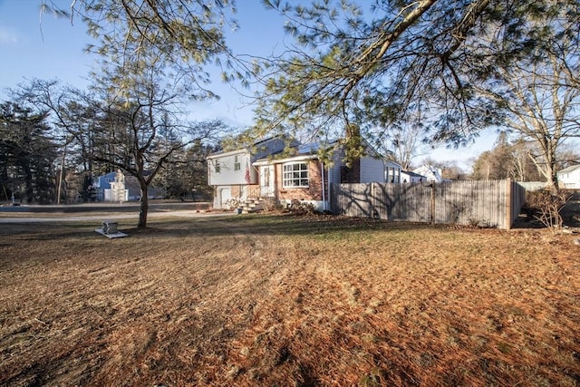 view of front of property featuring a front yard