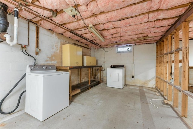 basement with washing machine and dryer