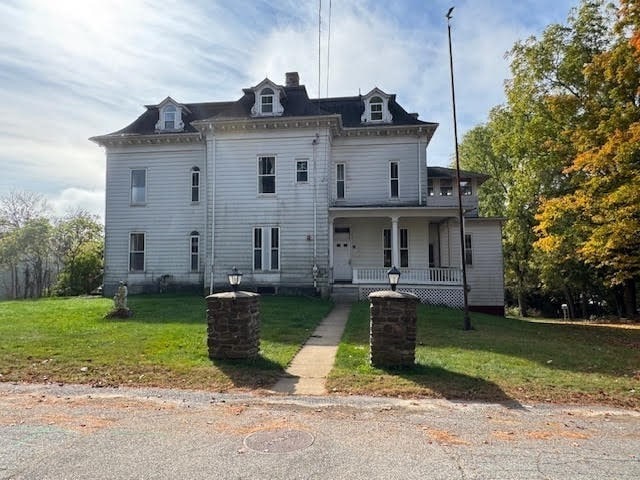 view of front of home featuring a front lawn and covered porch