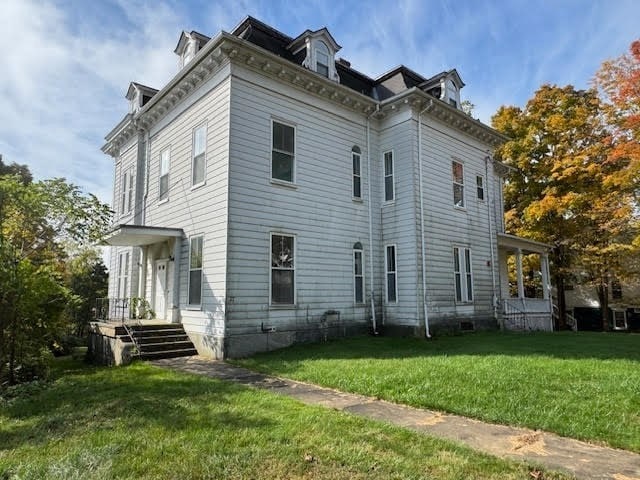 view of side of property featuring a lawn