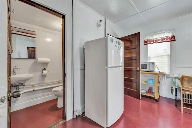 bathroom featuring a sink and toilet