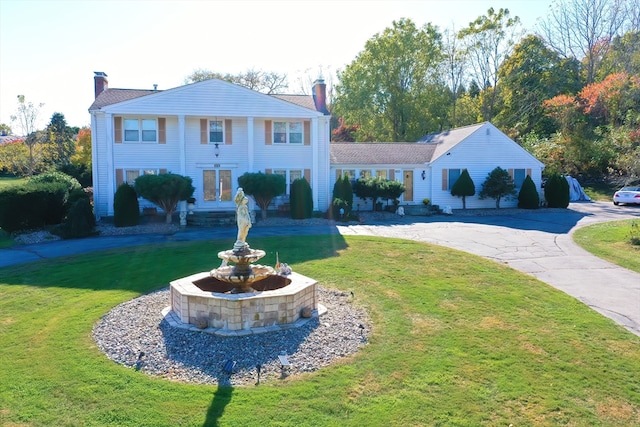 view of front of home featuring a front lawn