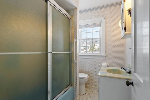 full bath with toilet, an enclosed shower, vanity, and wallpapered walls