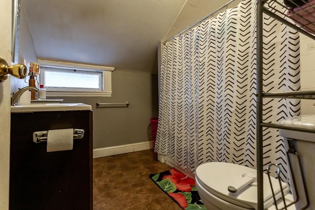 bathroom with a shower with curtain, vaulted ceiling, and toilet