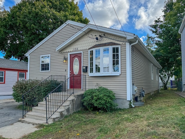 bungalow featuring a front lawn