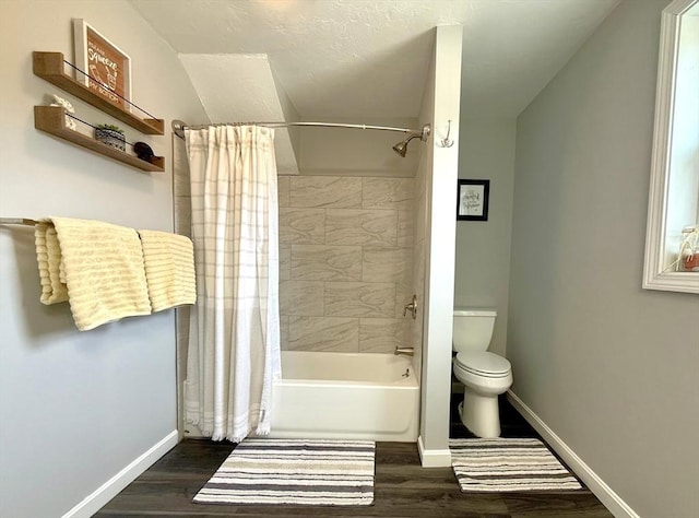 bathroom featuring baseboards, toilet, wood finished floors, and shower / bath combo with shower curtain