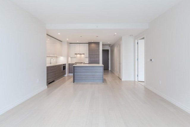 living area with light wood-style floors, recessed lighting, and baseboards