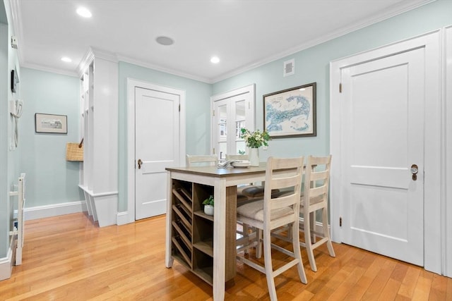 dining room featuring recessed lighting, visible vents, baseboards, light wood finished floors, and crown molding