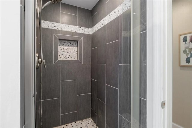 full bathroom featuring a tile shower