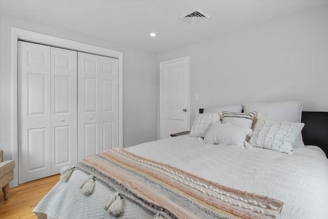 bedroom featuring a closet, visible vents, recessed lighting, and light wood-style floors