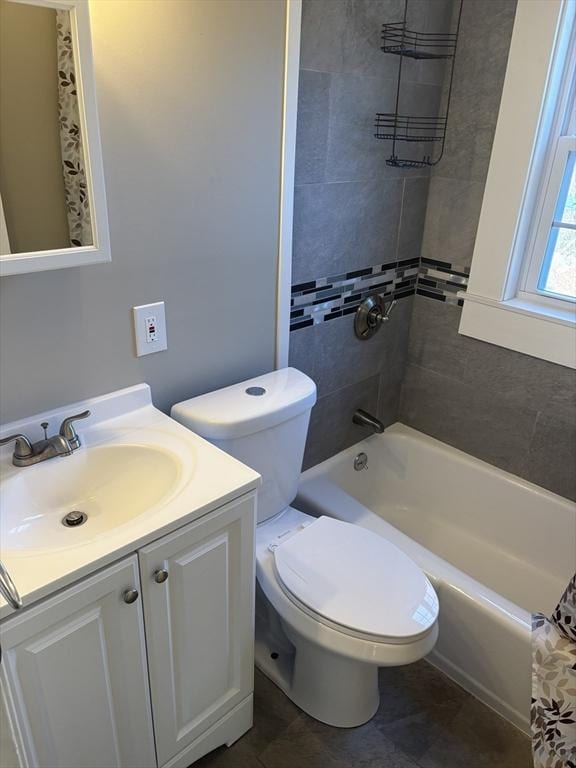 full bathroom featuring shower / tub combo with curtain, vanity, and toilet