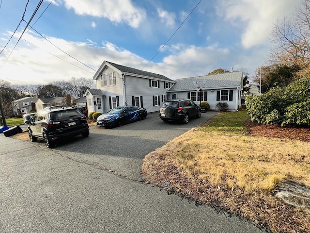 view of front of home featuring a front yard