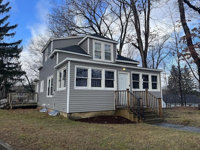 view of front of property with a front yard