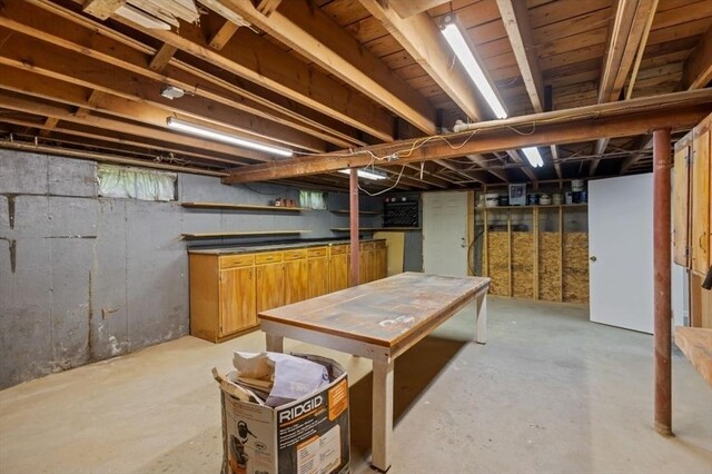 1372 Gardners Neck Rd, Swansea, MA 02777