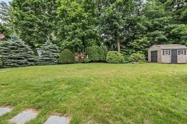 35 Crest Rd, Lynnfield, MA 01940 - view of grassy yard with a shed