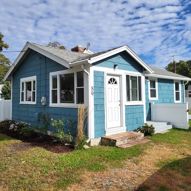 view of front of home with a front lawn