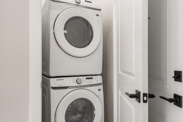 laundry room featuring estacked washer and dryer