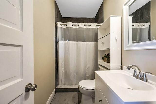 bathroom featuring toilet, a shower with shower curtain, and vanity