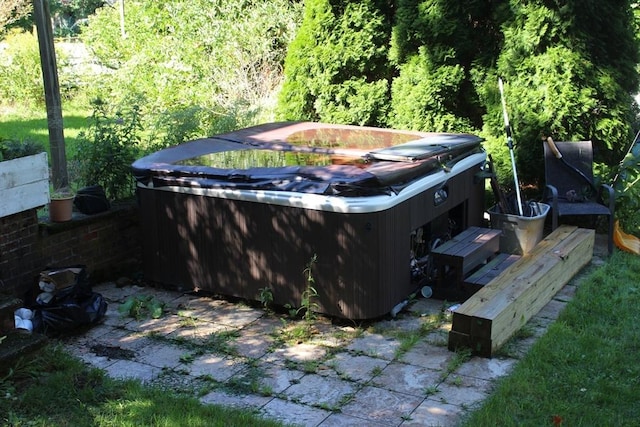 view of yard with a hot tub