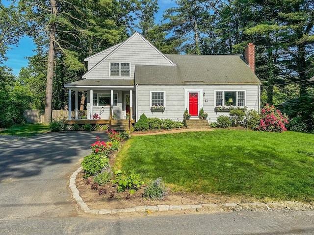 view of front of house featuring a front lawn