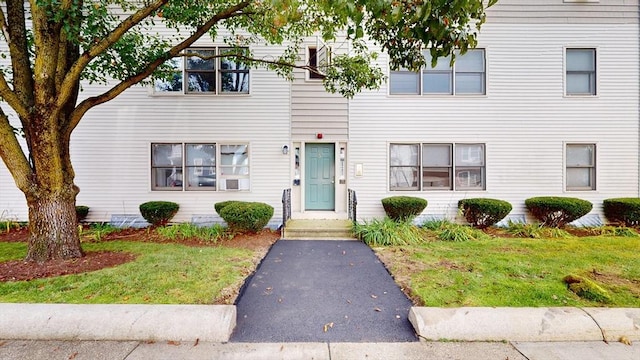 townhome / multi-family property featuring a front yard