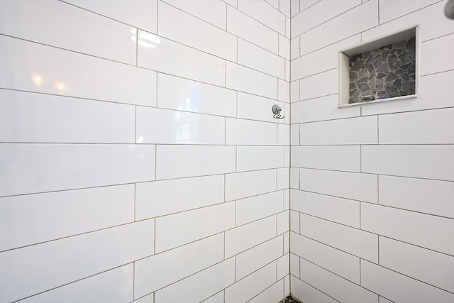 bathroom featuring tiled shower